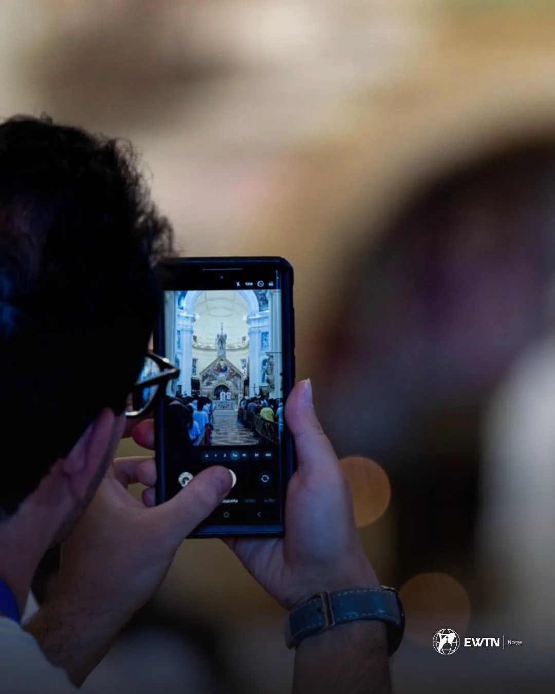 Opptak under ei markering, filma med mobiltelefon